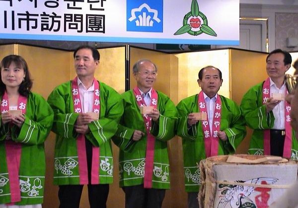 2006-08-10-桃太郎祭行銷《市長與岡山市長合影》