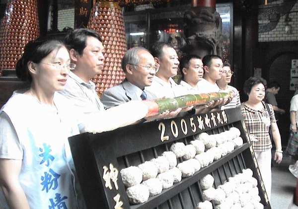 2005-09-28-新竹都城隍廟，最大算盤、最大米粉毛筆記者會
